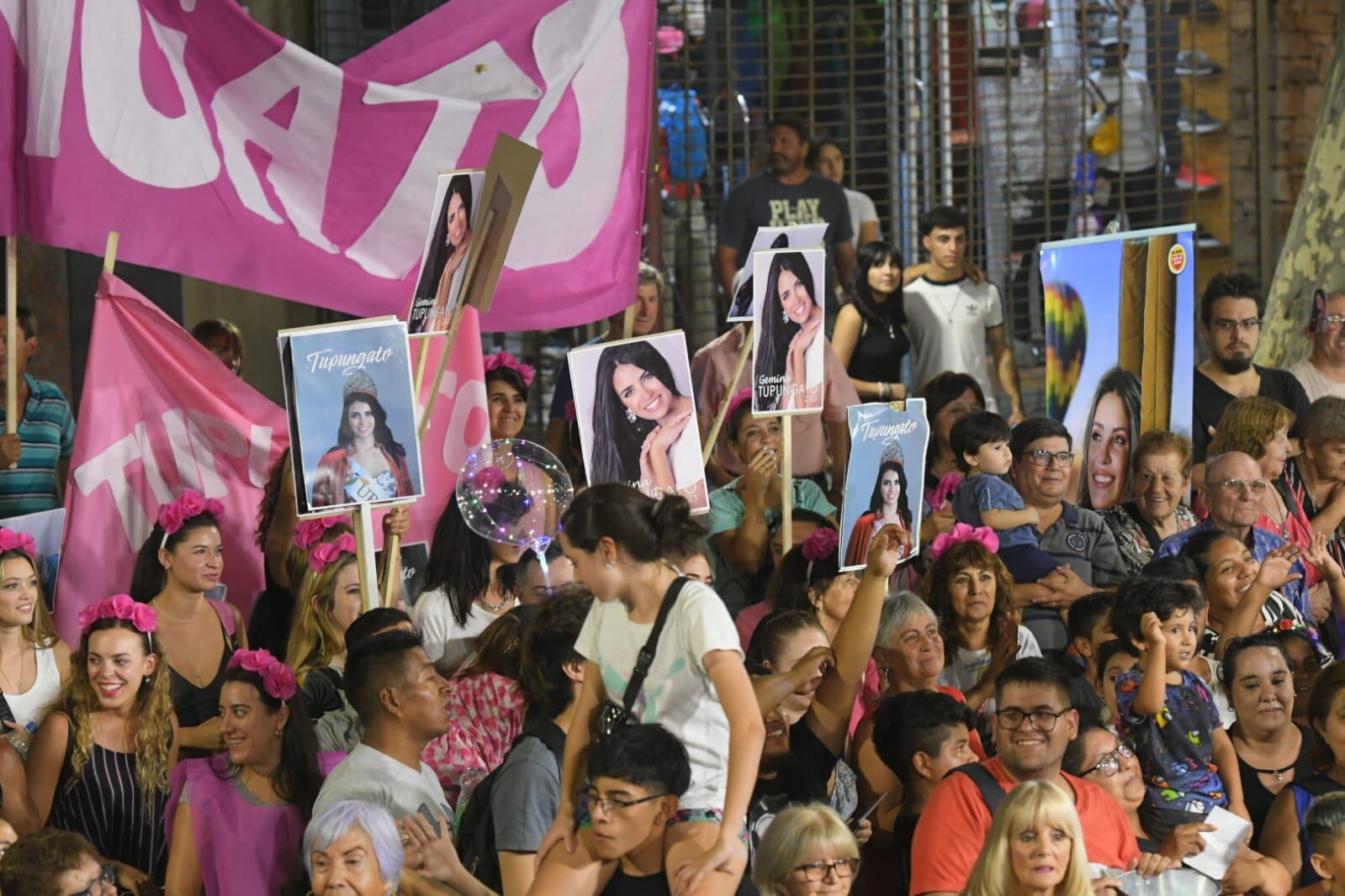 Vendimia 2023: Una multitud dijo presente en una Vía Blanca “mundializada” y repleta de pasión. Foto: Ignacio Blanco / Los Andes