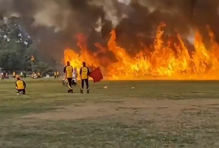 Un hombre atravesó un túnel de fuego para batir un récord mundial. Foto The Sun.