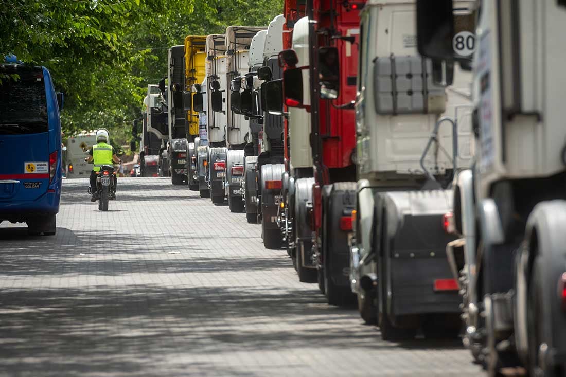 Los transportistas volvieron a protestar en las calles de Mendoza, por las  demoras en los trámites que realizan en el Área de Control Integrado de Uspallata (ACI), en la ruta a Chile. Foto: Ignacio Blanco