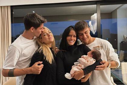 Paulo Dybala y Oriana Sabatini junto a su ahijada, Bella y los papás de la niña.