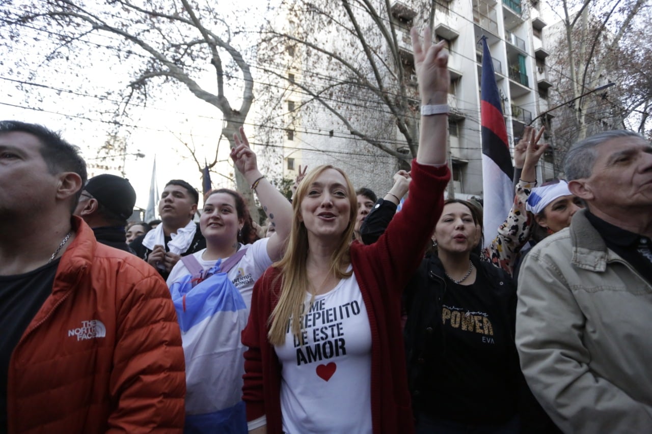 La senadora nacional Anabel Fernández Sagasti fue la principal oradora durante la manifestación en Mendoza en apoyo a Cristina Kirchner. Foto: Mariana Villa / Los Andes