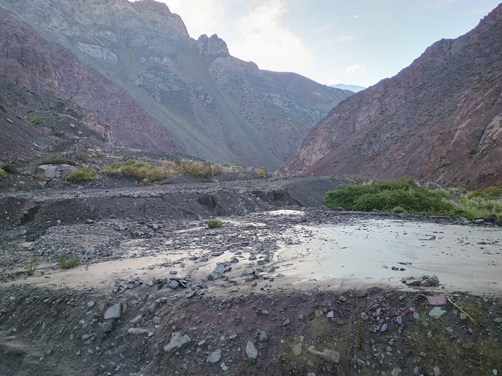 El barro y la nieve imposibilitaron el tránsito en la rita a la altura del complejo Agua Negra.