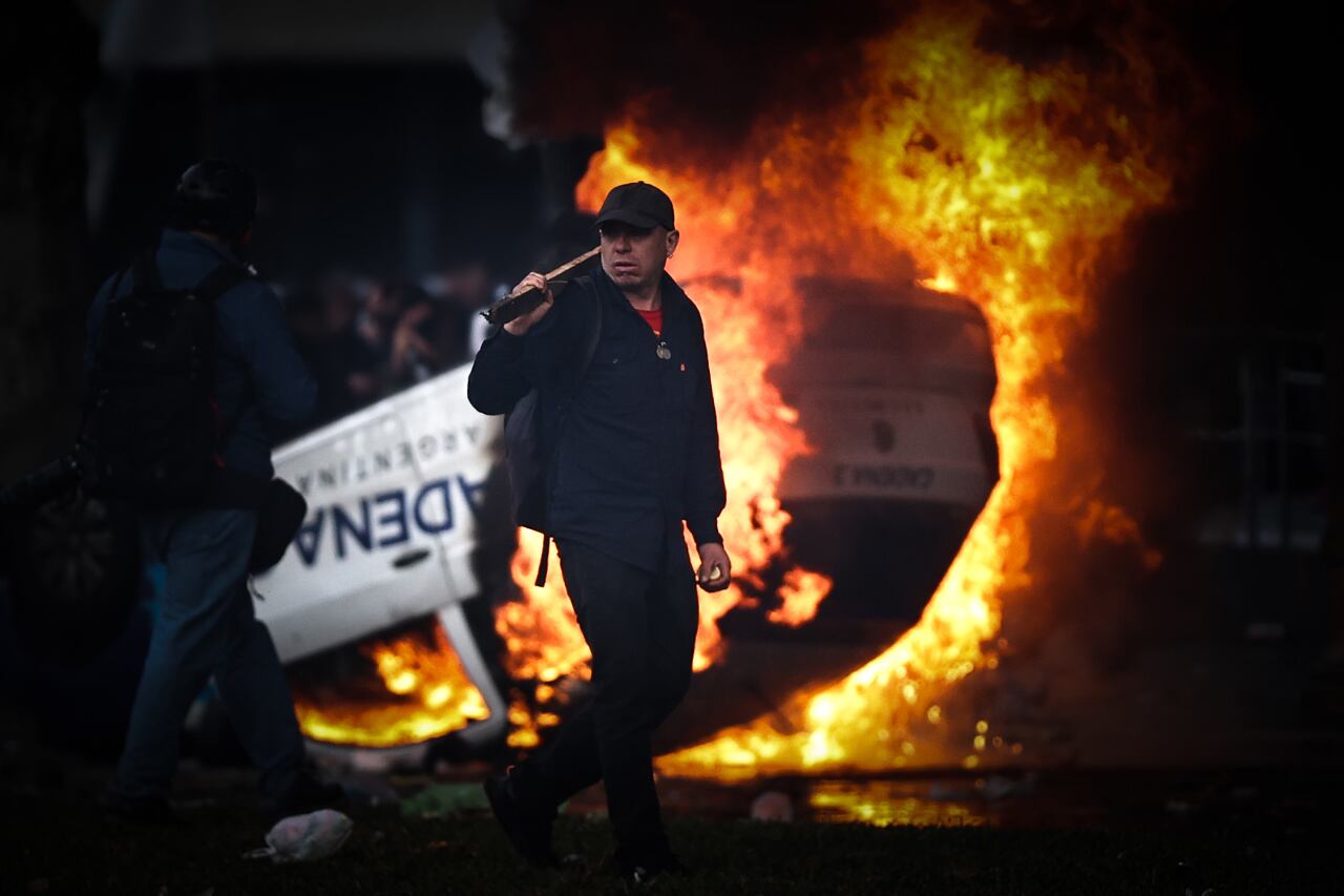 Disturbios y protestas por la Ley Bases.
 Foto: EFE / Juan Ignacio Roncoroni