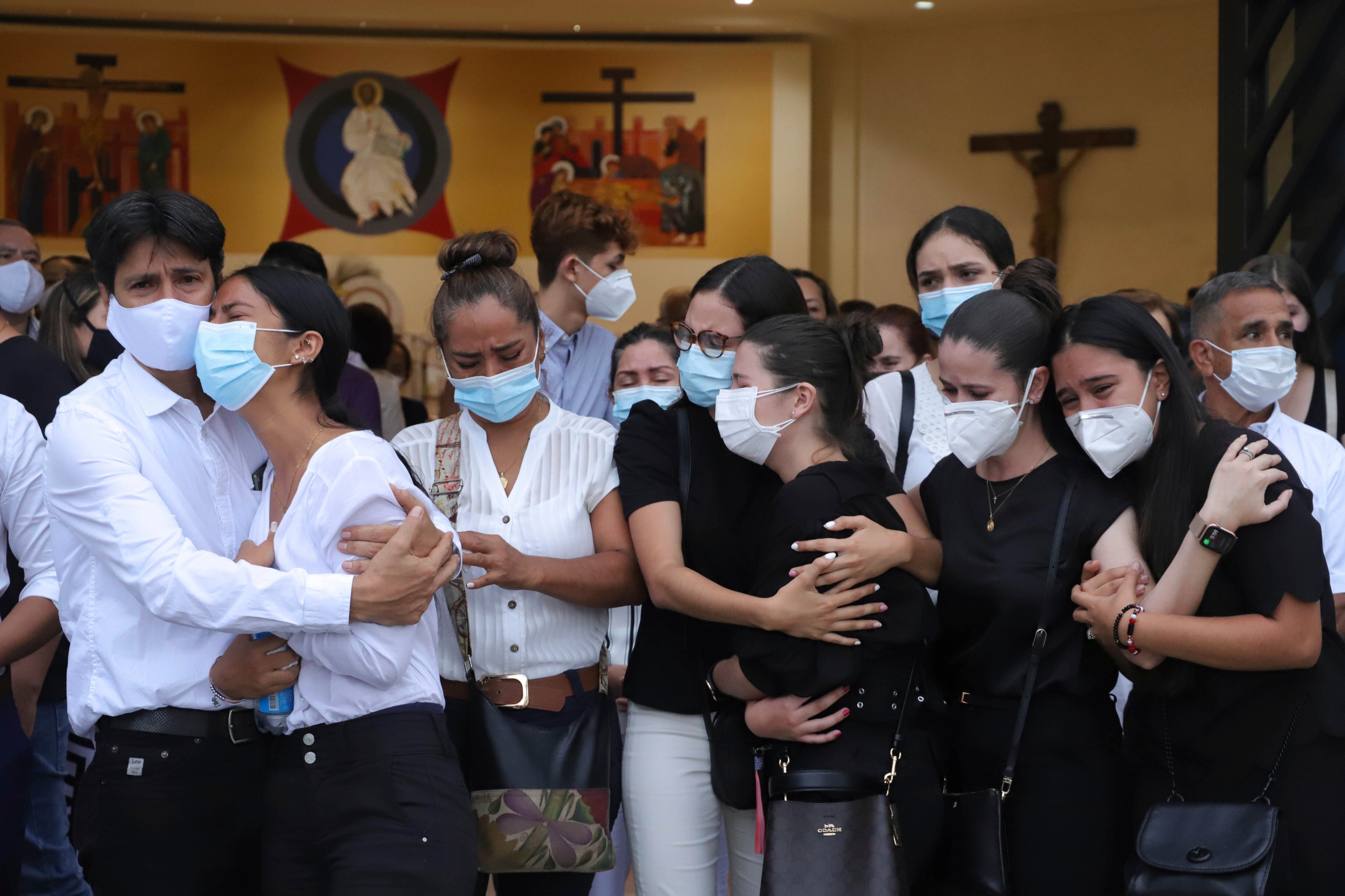 Familiares y amigos de Sara María García, una de las cinco jóvenes asesinadas por pistoleros no identificados, lloran durante su funeral, en Buga, Colombia