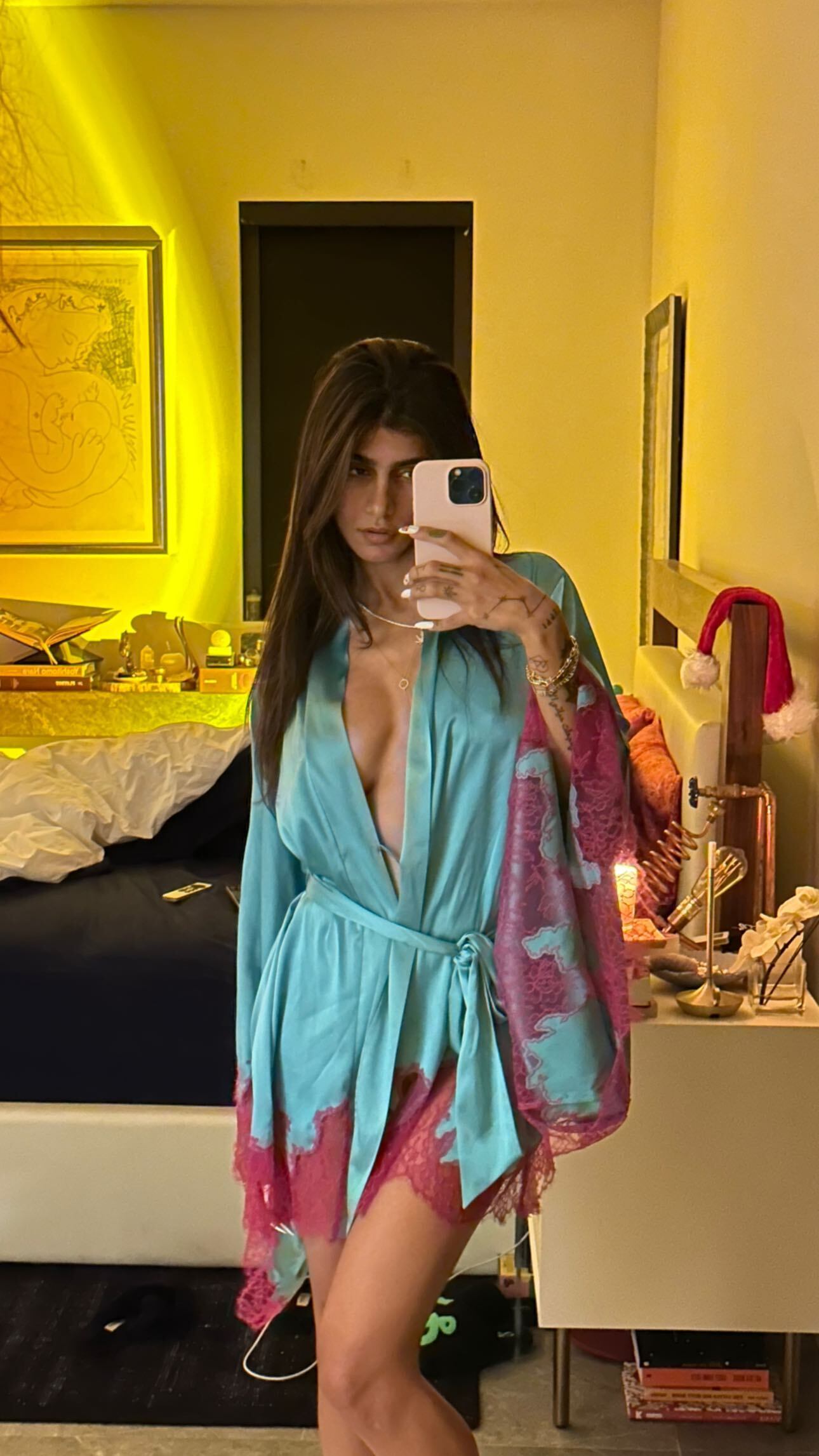 Mia Khalifa posó con la bata abierta