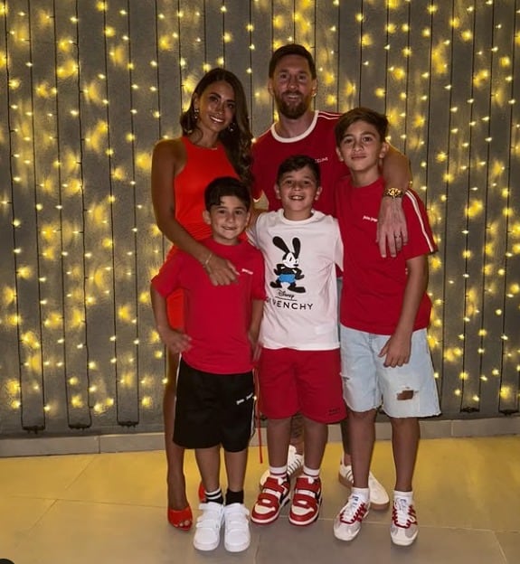 Los Messi, en familia y de rojo.