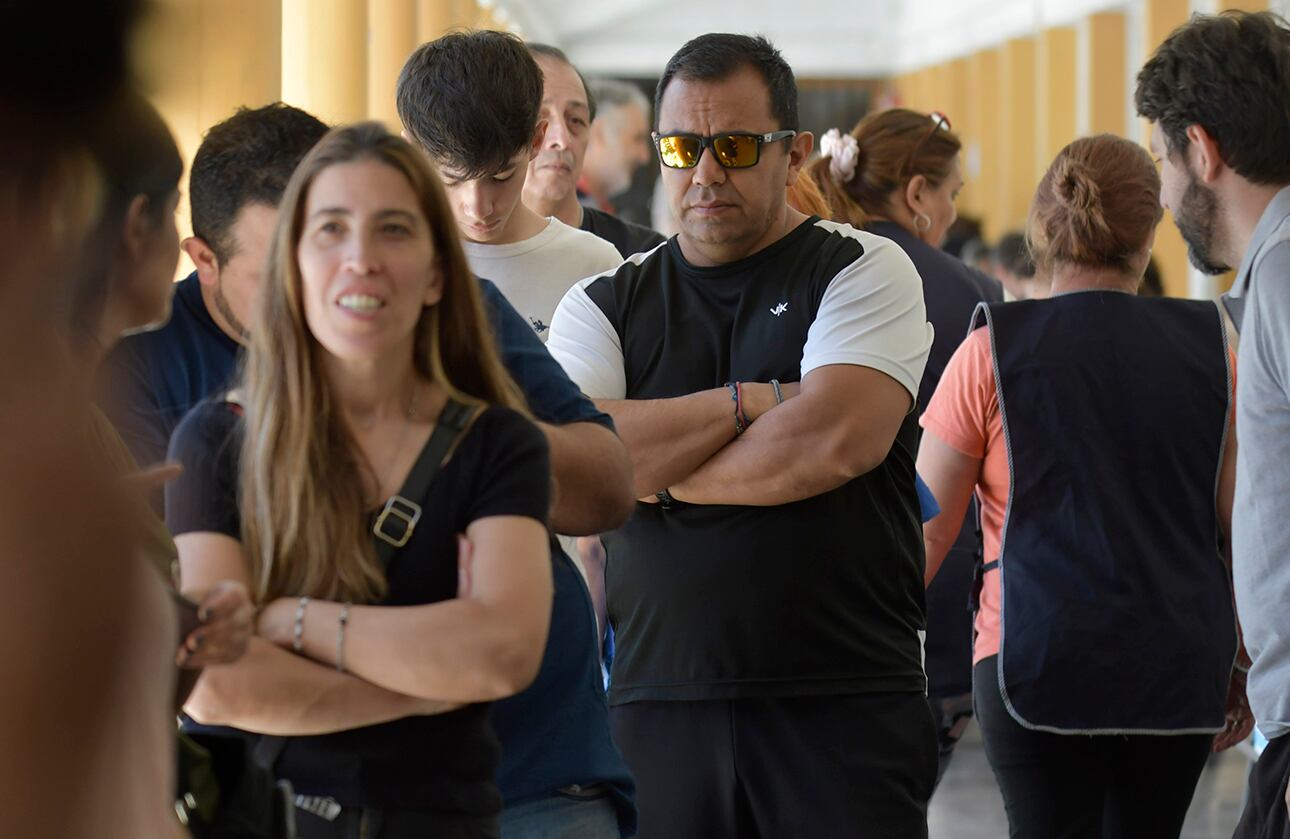 Pasadas las 8 de la mañana de este domingo comenzó el balotaje para definir quién será el próximo Presidente de Argentina. Hay 35 millones de personas habilitadas para votar entre el candidato de Unión por la Patria, Sergio Massa, y el de La Libertad Avanza (LLA), Javier Milei.
Escuela Rafael Obligado de Guaymallén 


Foto: Orlando Pelichotti