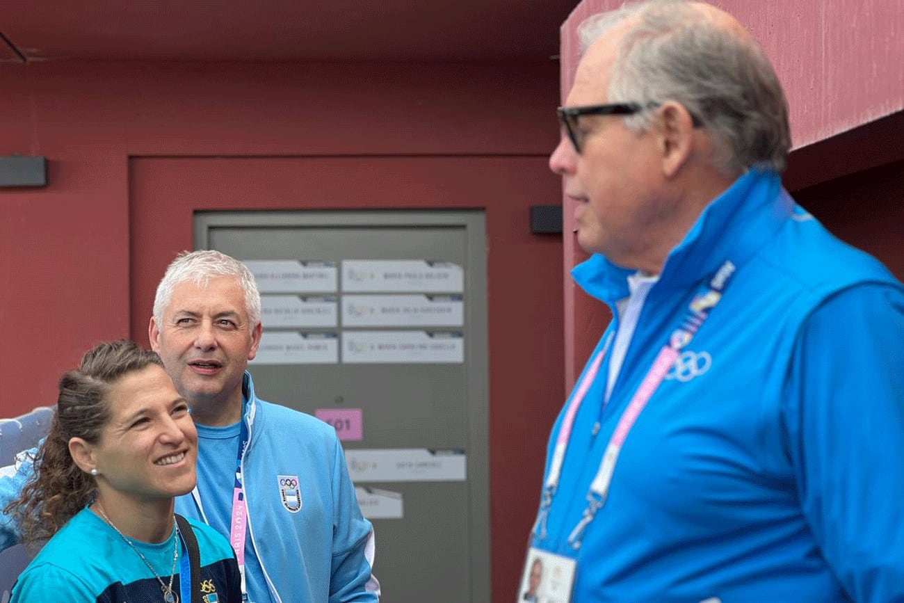 Paula Pareto y Gerardo Werthein conversan durante el recorrido del dirigente por la Villa Olímpica de París 2024. Foto archivo: Prensa COA