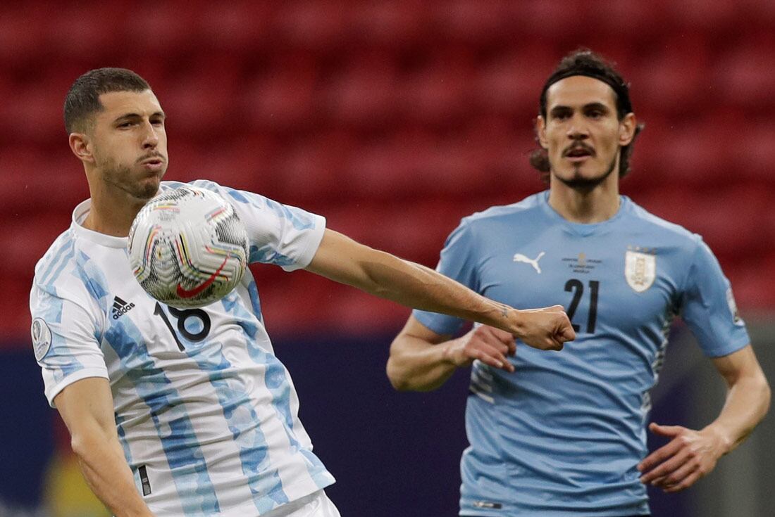 El volante Guido Rodríguez domina ante Edinson Cavani, de Uruguay, por la Copa América. 