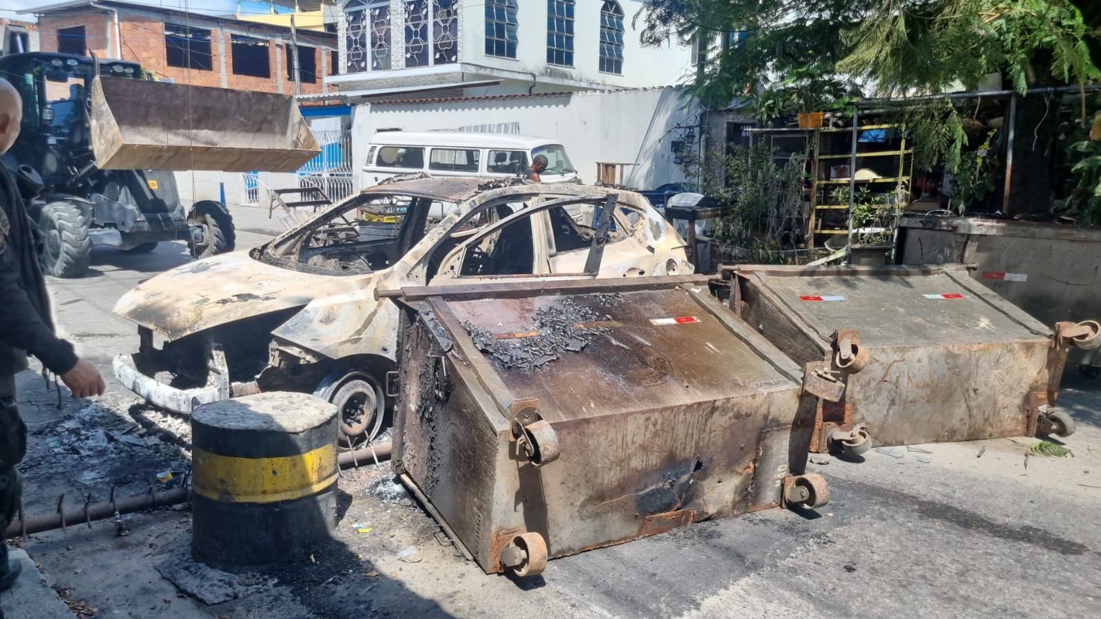 Las barricadas que hicieron los delincuentes para impedir el avance de la Policía.