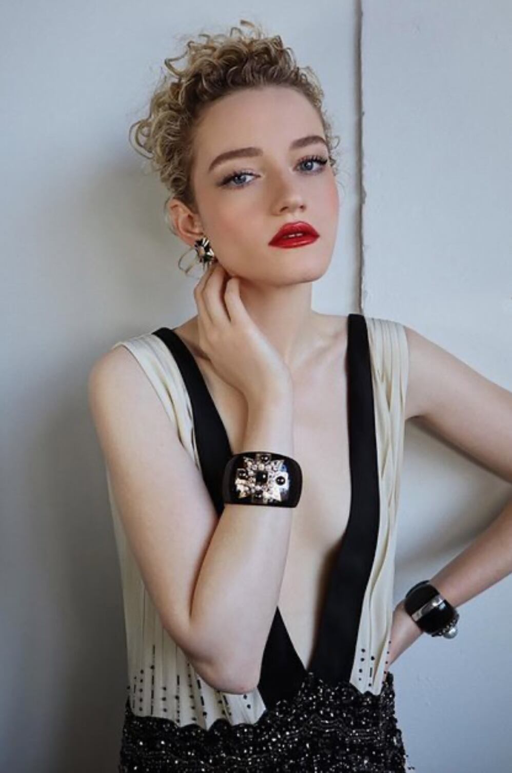 Julia Garner (Ozark), sorprendió con su elección bicolor de Prada.