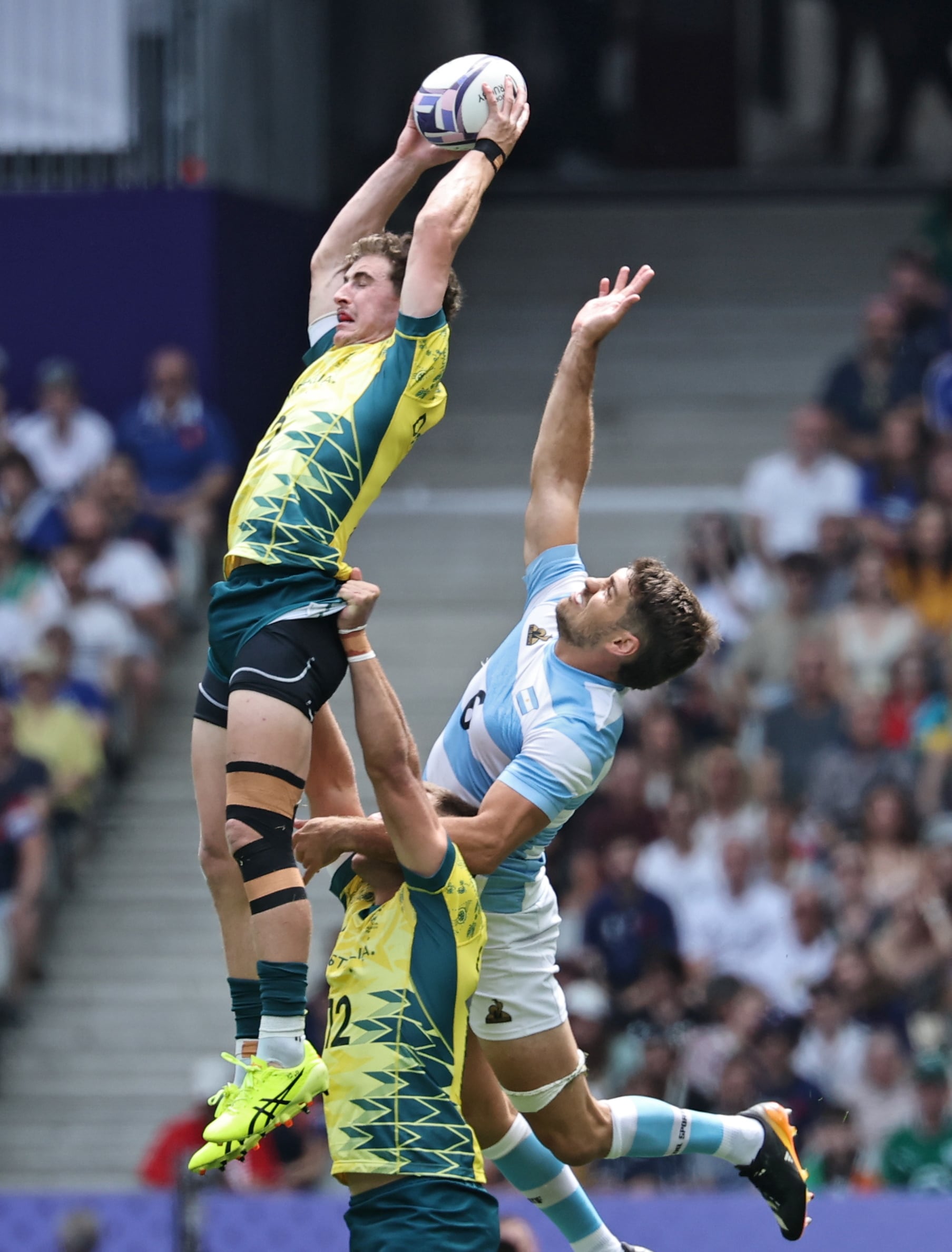 Saint-denis (France), 25/07/2024.- Ben Dowling of Australia (L) and Santiago Alvarez of Argetina (R) in action during the Men Pool B match Argentina against Australia of the Rugby Sevens competitions in the Paris 2024 Olympic Games, at the Stade de France in Saint Denis, France, 25 July 2024. (Francia) EFE/EPA/CHRISTOPHE PETIT TESSON
