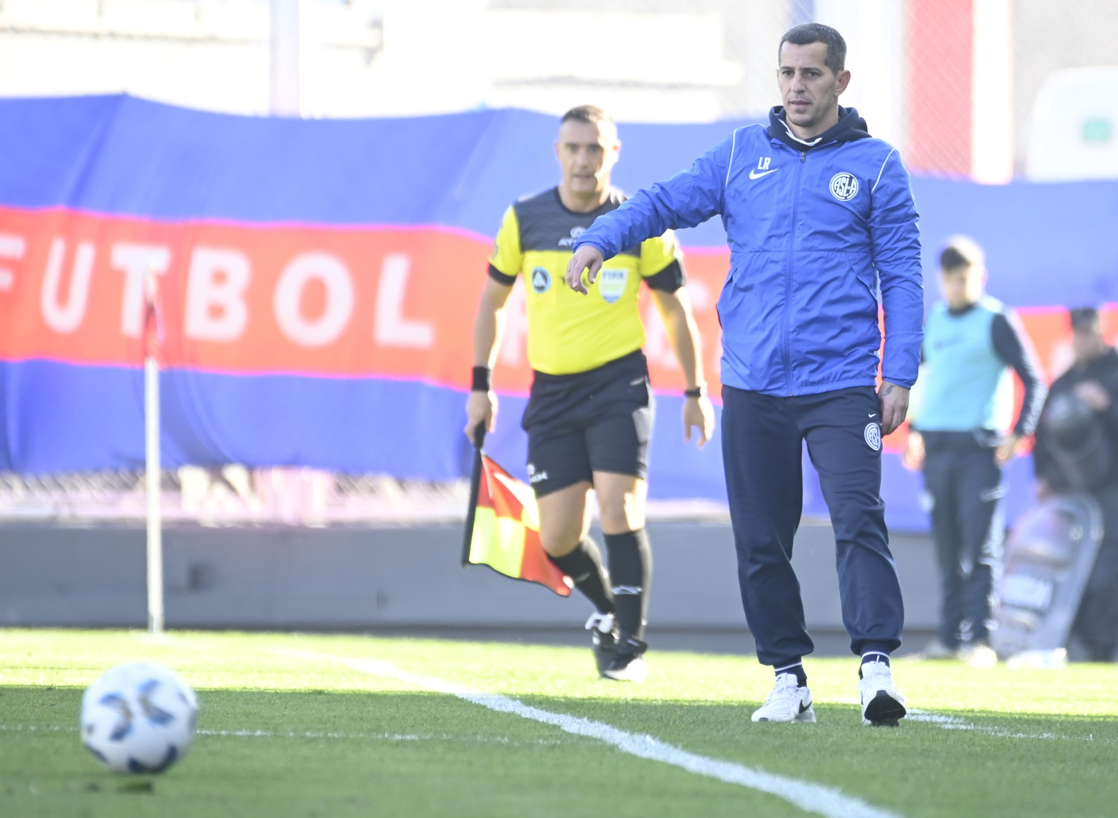 Leandro Romagnoli presentó la renuncia al cargo de DT tras la derrota ante Atlético Tucumán y los dirigentes no se la aceptaron. Con esto, el partido ante Atlético Mineiro de Brasil toma vital relevancia. (Fotobaires)