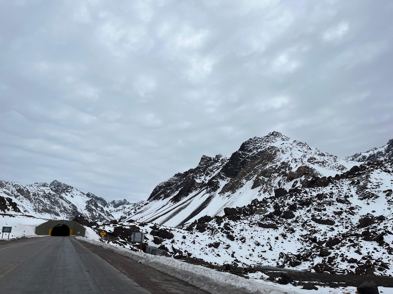 Ruta por el paso Cristo Redentor con nieve (Prensa Gendarmería Nacional)