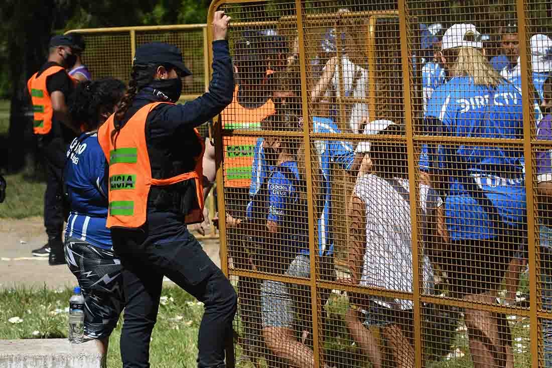 En el ingreso al estadio la policia realiza la requisa a los hinchas.
Foto: José Gutierrez.