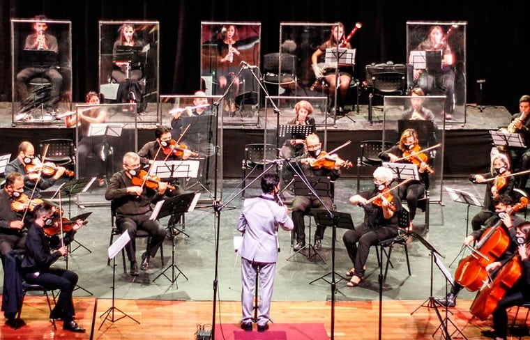 La Orquesta tocando con todas las medidas de protocolo. 