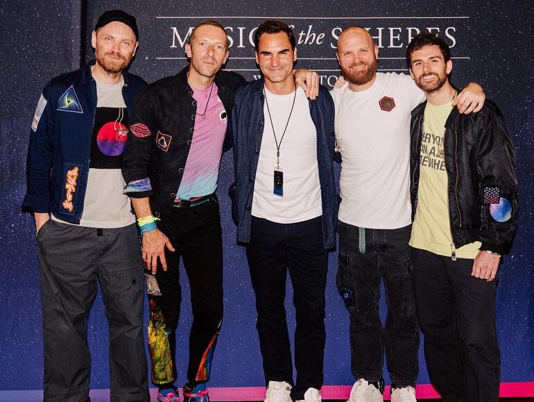 Roger Federer junto a la banda británica. Foto: Instagram / @rogerfederer