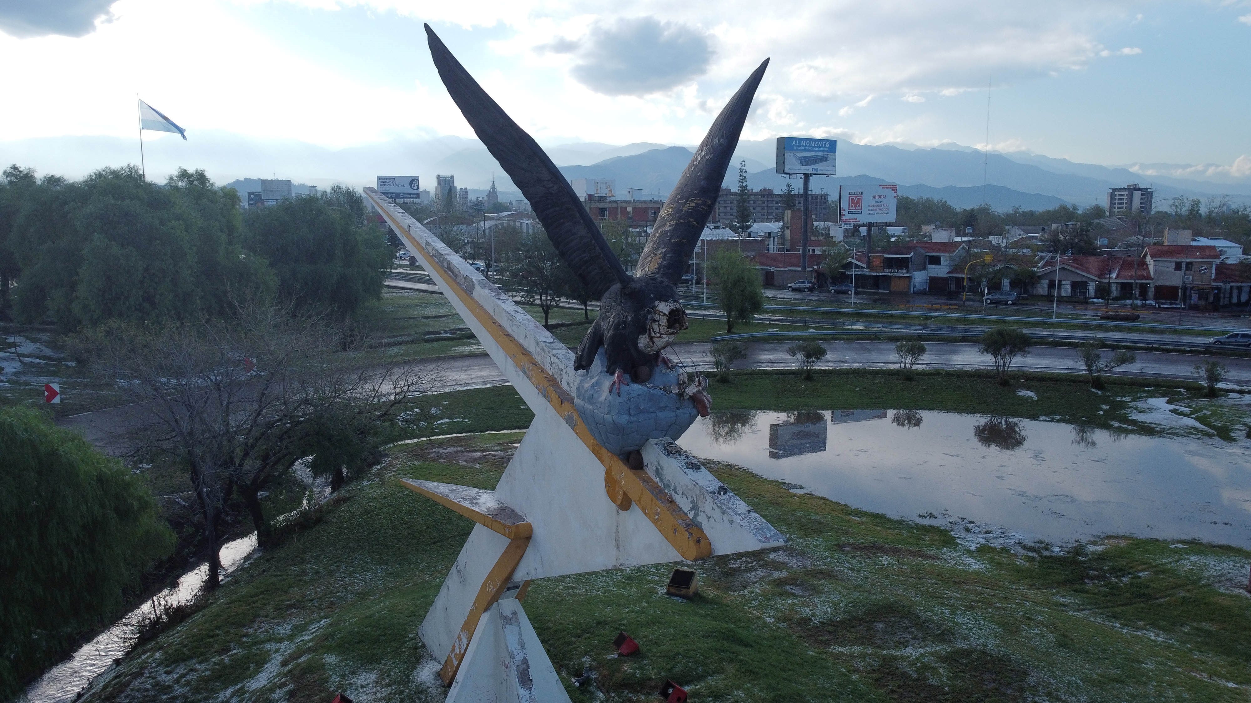 Vista del monumento del Cóndor luego de la tormenta