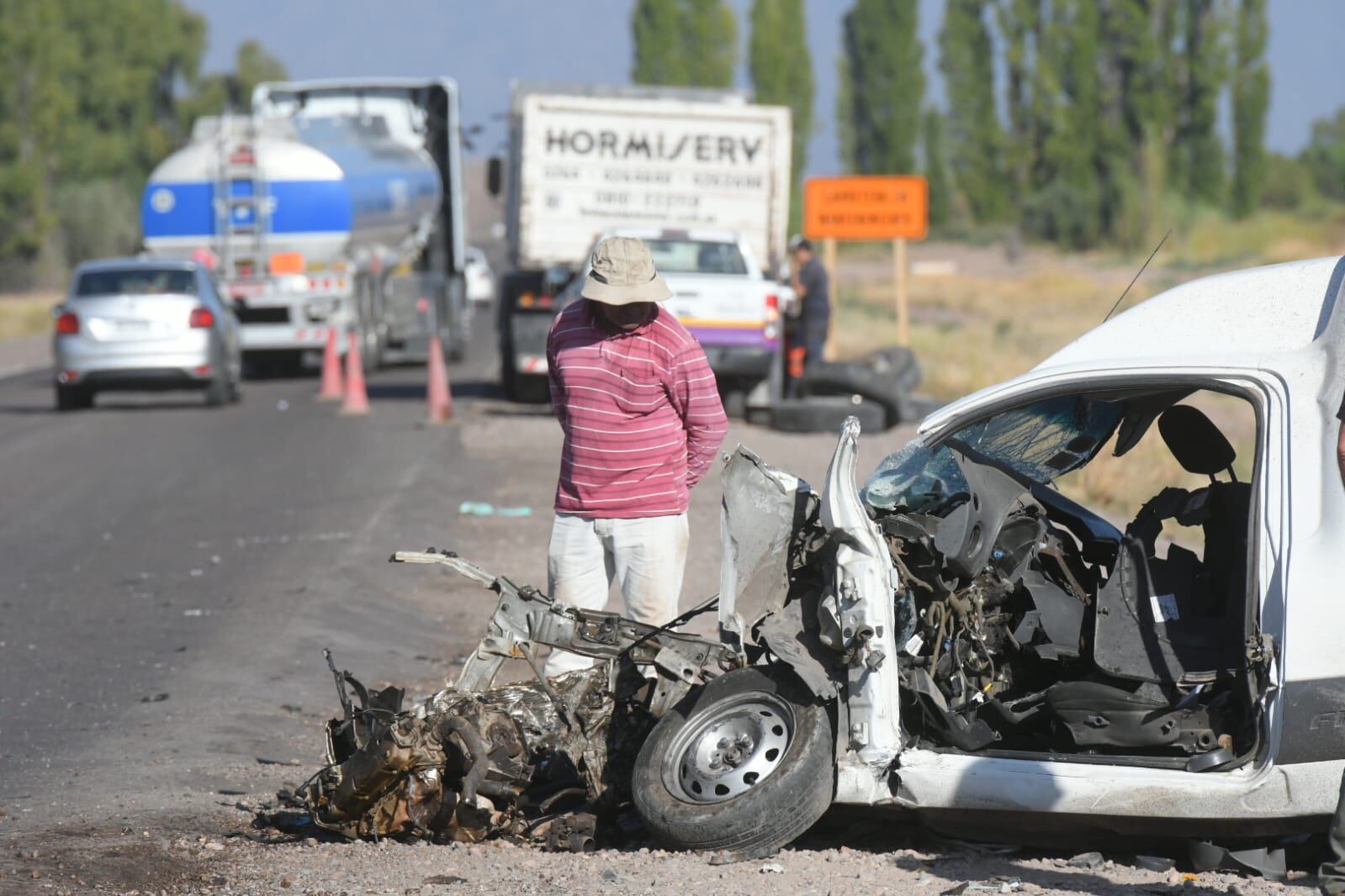 Una camioneta utilitaria chocó contra un camión en la ruta 7 en la zona de Luján de Cuyo (Ignacio Blanco / Los Andes)