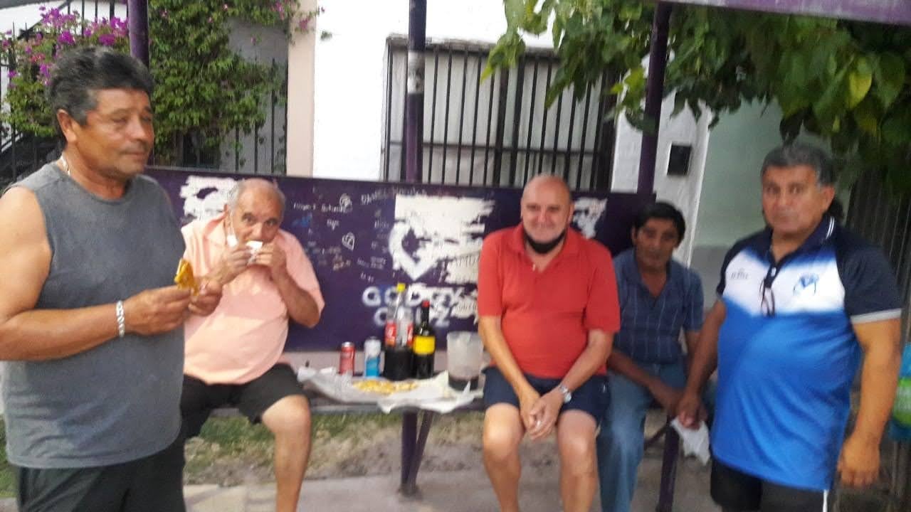 “¡Salud, Quique!”: Su amigo falleció y ellos brindan por él en reuniones y lo homenajearon en una parada de micros. Foto: Gentileza