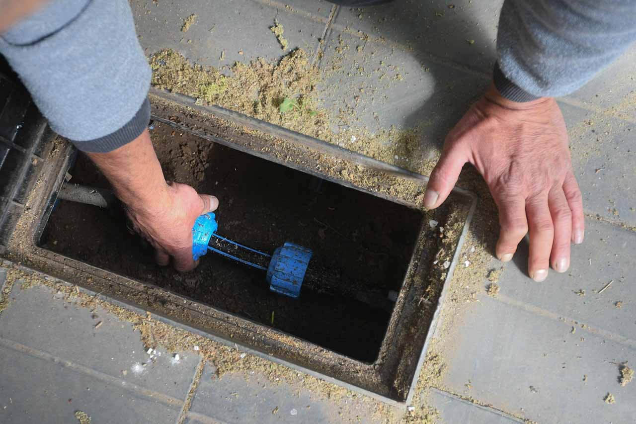 Agua: por cada cambio de medidor se gastarán 400 dólares y los usuarios lo pagarán en 10 años. Foto: José Gutierrez / Los Andes 