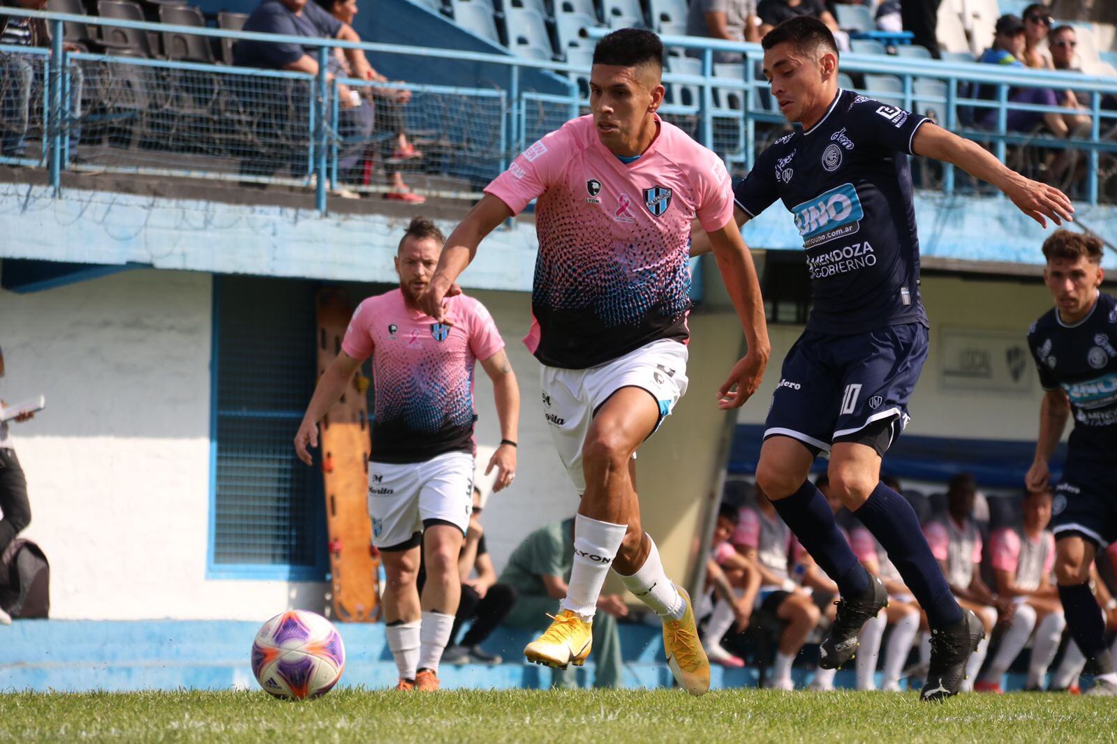 Independiente Rivadavia perdió ante Almagro y todavía no puede asegurar su clasificación al reducido de la Primera Nacional.