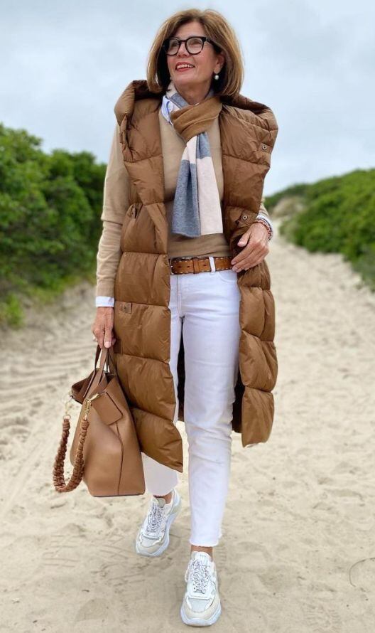 Look informal con chaleco largo y puffer