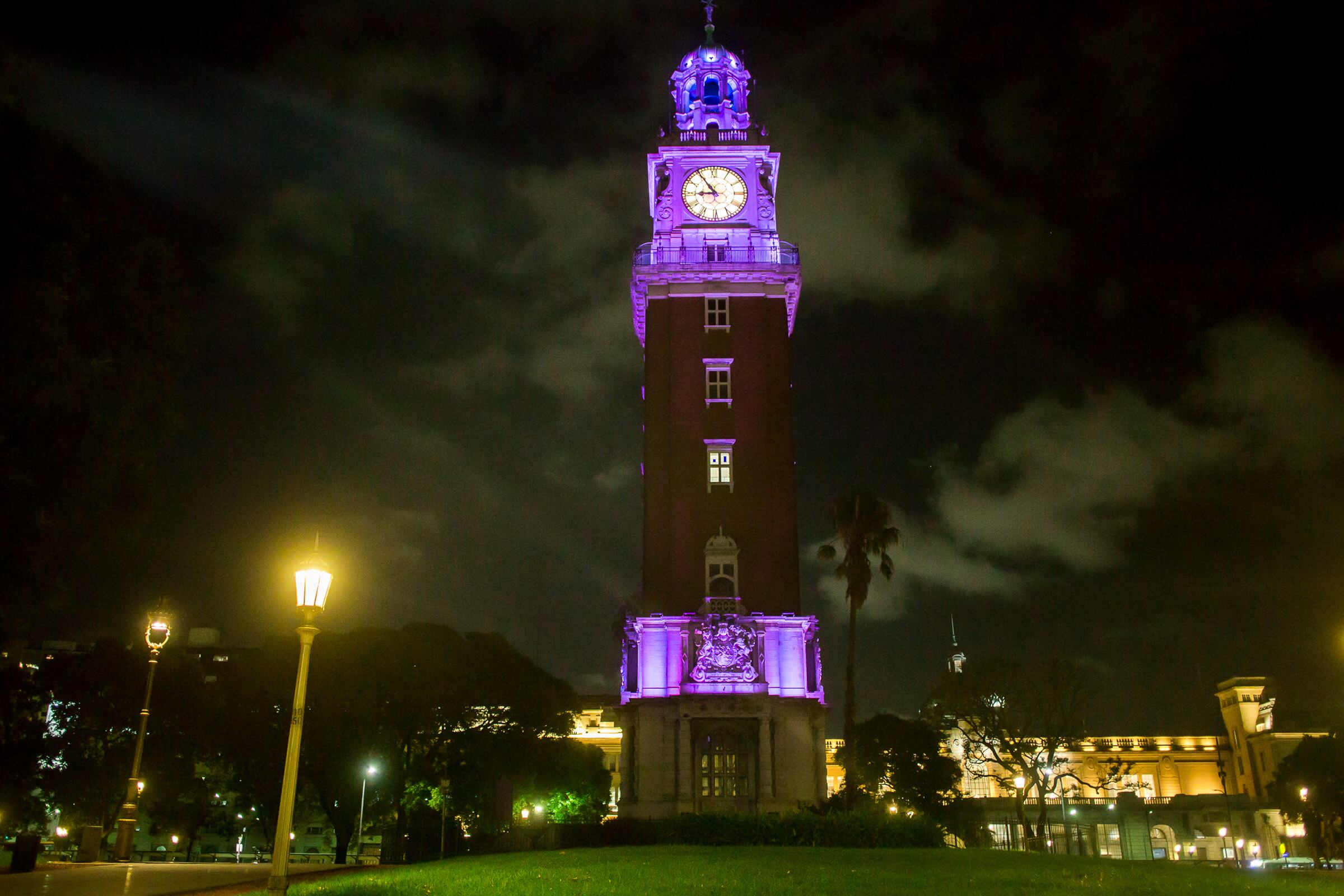 Presentaron la Vendimia en la Ciudad de Buenos Aires y los monumentos embleámticos se tiñeron de malbec.