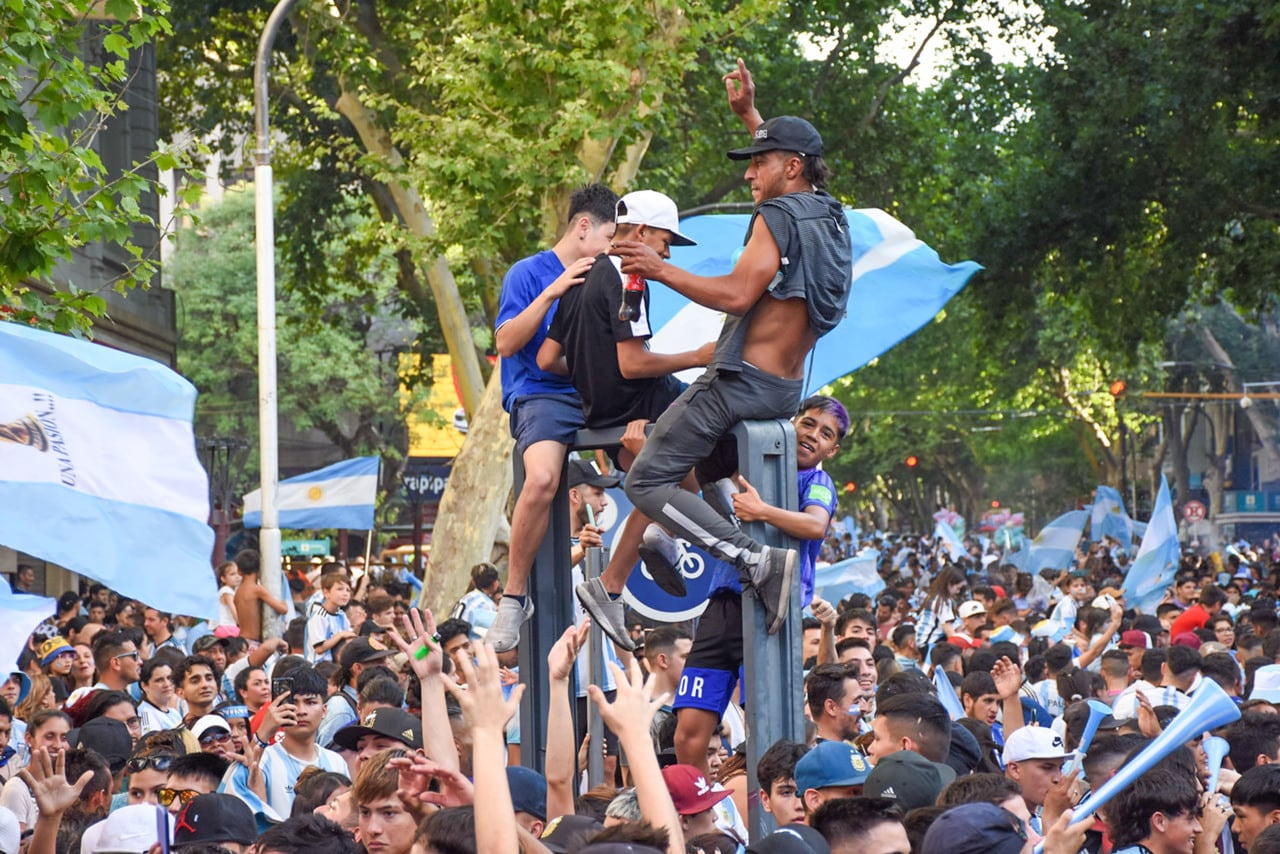 Argentina ya esta en cuarto de final y Mendoza lo festejo así. 
Foto: Mariana Villa / Los Andes