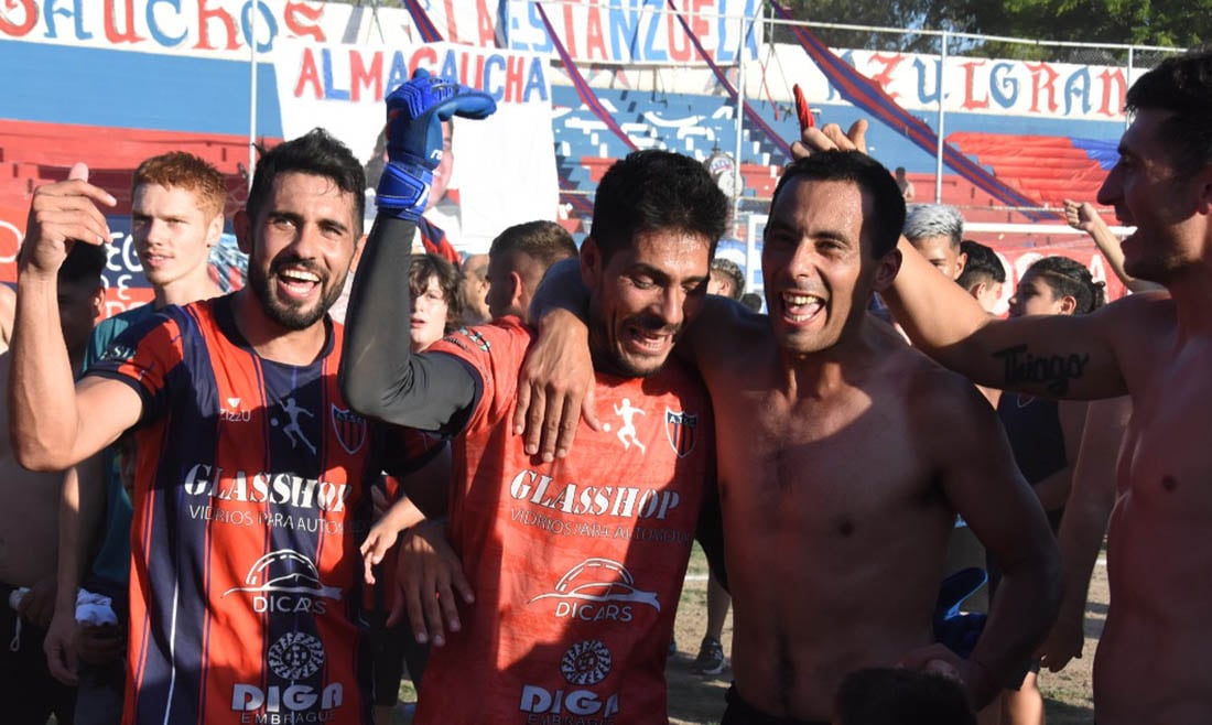 Los futbolistas "Matadores", con el deber cumplido tras dar vuelta el resultado ante Rivadavia.