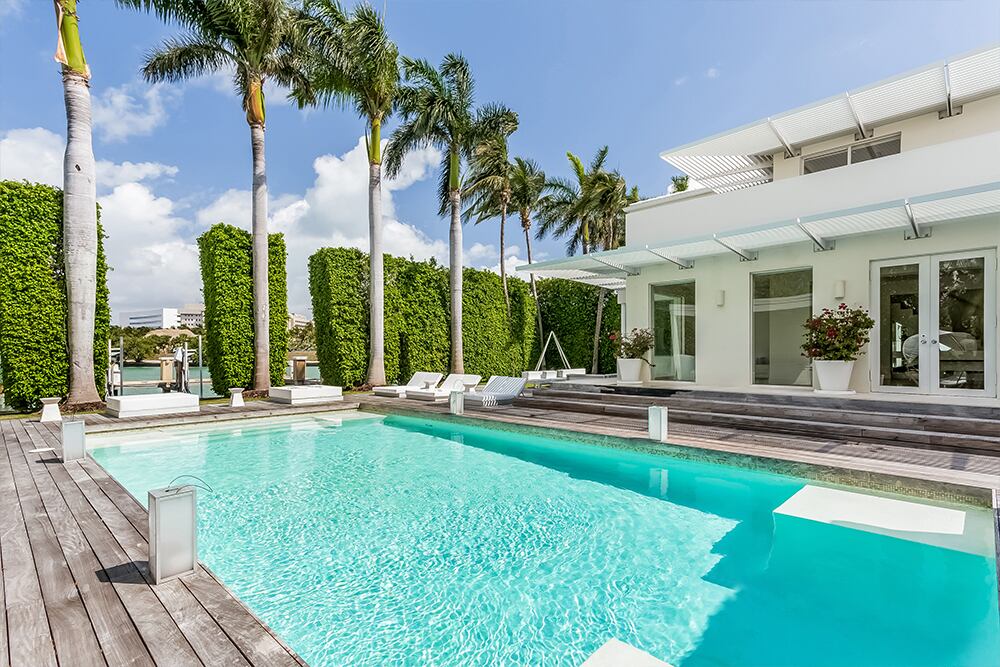 La piscina de Shakira. Foto: © Douglas Elliman Regions