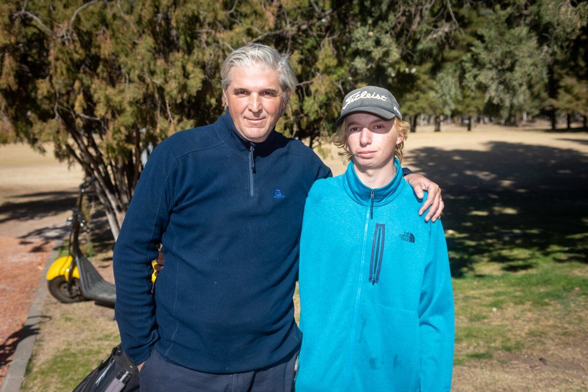 Padre e hijo previo a la competencia: Rodolfo López junto a Gerónimo López

Foto: Ignacio Blanco / Los Andes