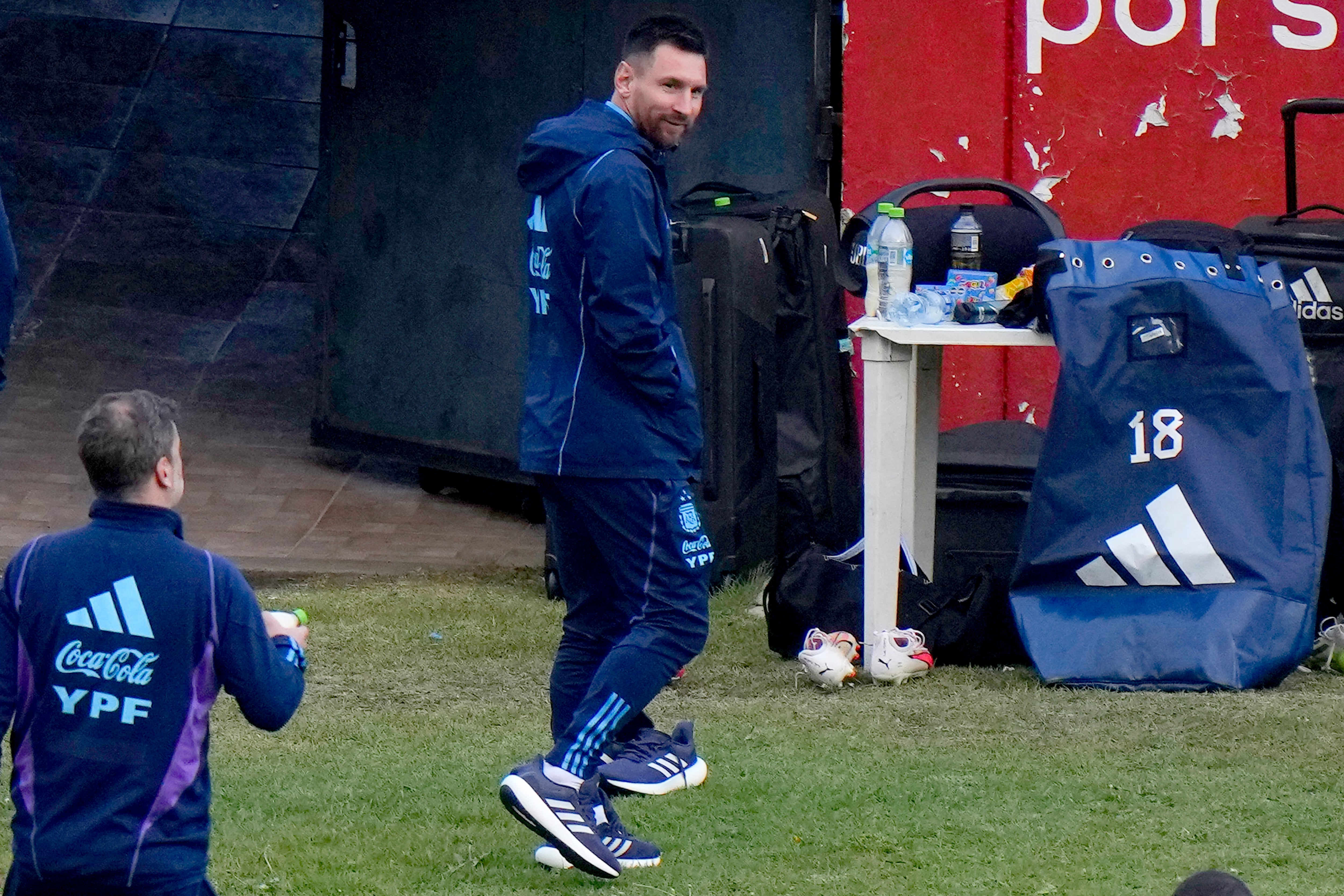 El argentino Lionel Messi camina después del entrenamiento de la selección albiceleste en La Paz, Bolivia, el lunes 11 de septiembre de 2023. Argentina enfrentará a Bolivia en partido eliminatorio rumbo a la Copa del Mundo de 2026, en La Paz, el martes. (AP Foto/Juan Karita)