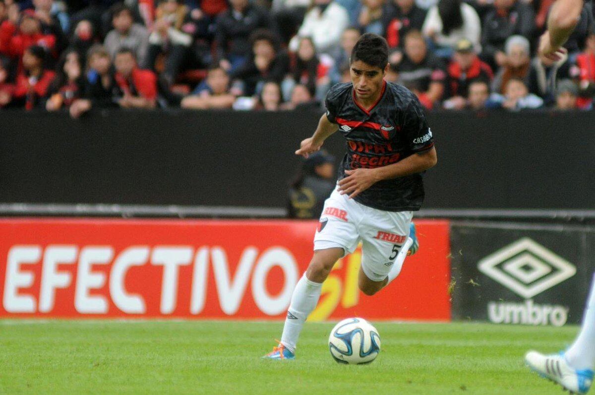 El volante jugó en Colón, San Lorenzo, Metz de Francia y Deportes La Serena.