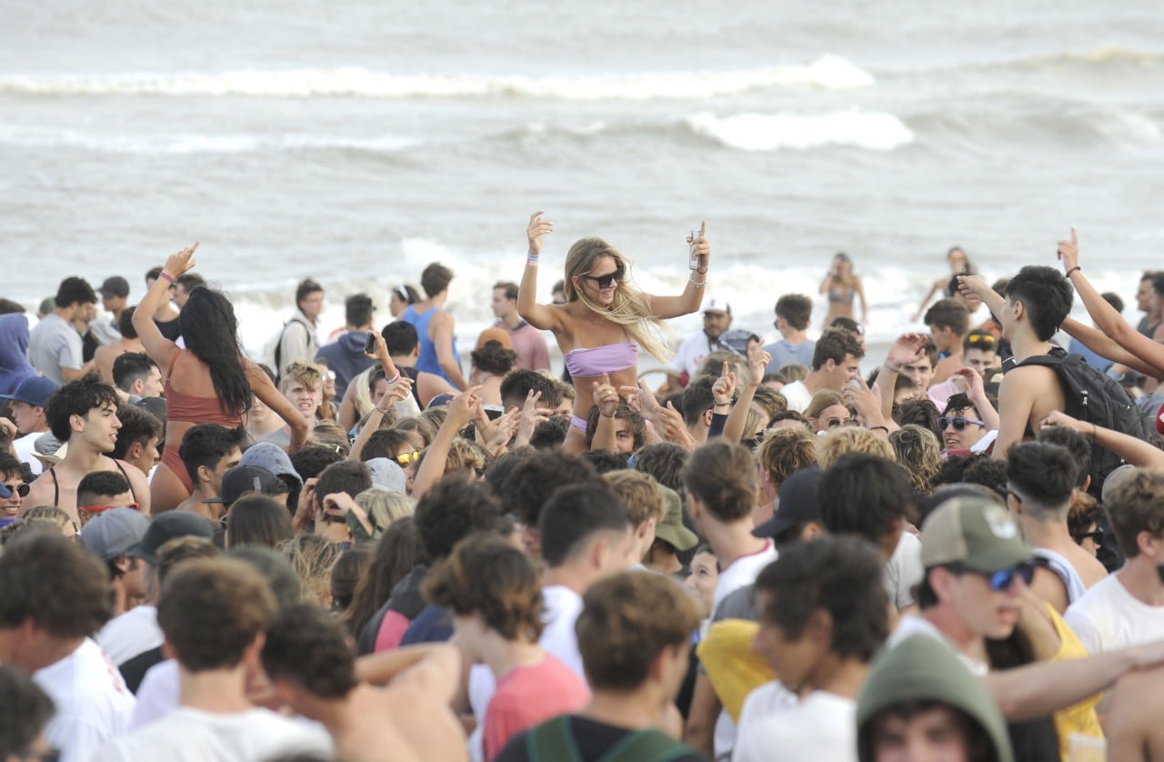 Gran cantidad de jóvenes en la playa de Pinamar. 