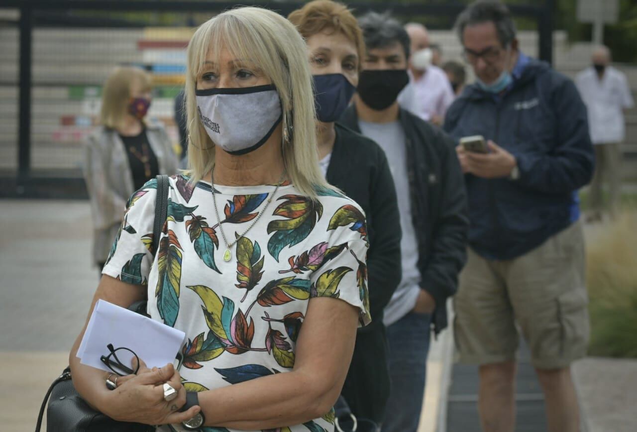 La vacunación a mendocinos y mendocinas de entre 60 y 69 años comenzó esta mañana en algunos departamentos mendocinos. Foto: orlando Pelichotti / Los Andes.