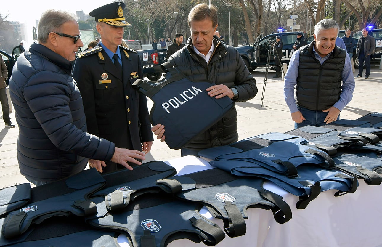 Archivo: el gobernador Rodolfo Suarez, el ministro de Seguridad, Raúl Levrino, y el senador nacional Alfredo Cornejo, presentaron móviles policiales y chalecos para la Policía.

Foto: Orlando Pelichotti

