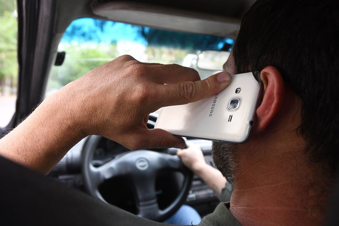 Buscan permitir que se pueda hablar por celular con bluetooth y mirar el mapa mientras se maneja. Foto: José Gutiérrez / Los Andes (Imagen ilustrativa)