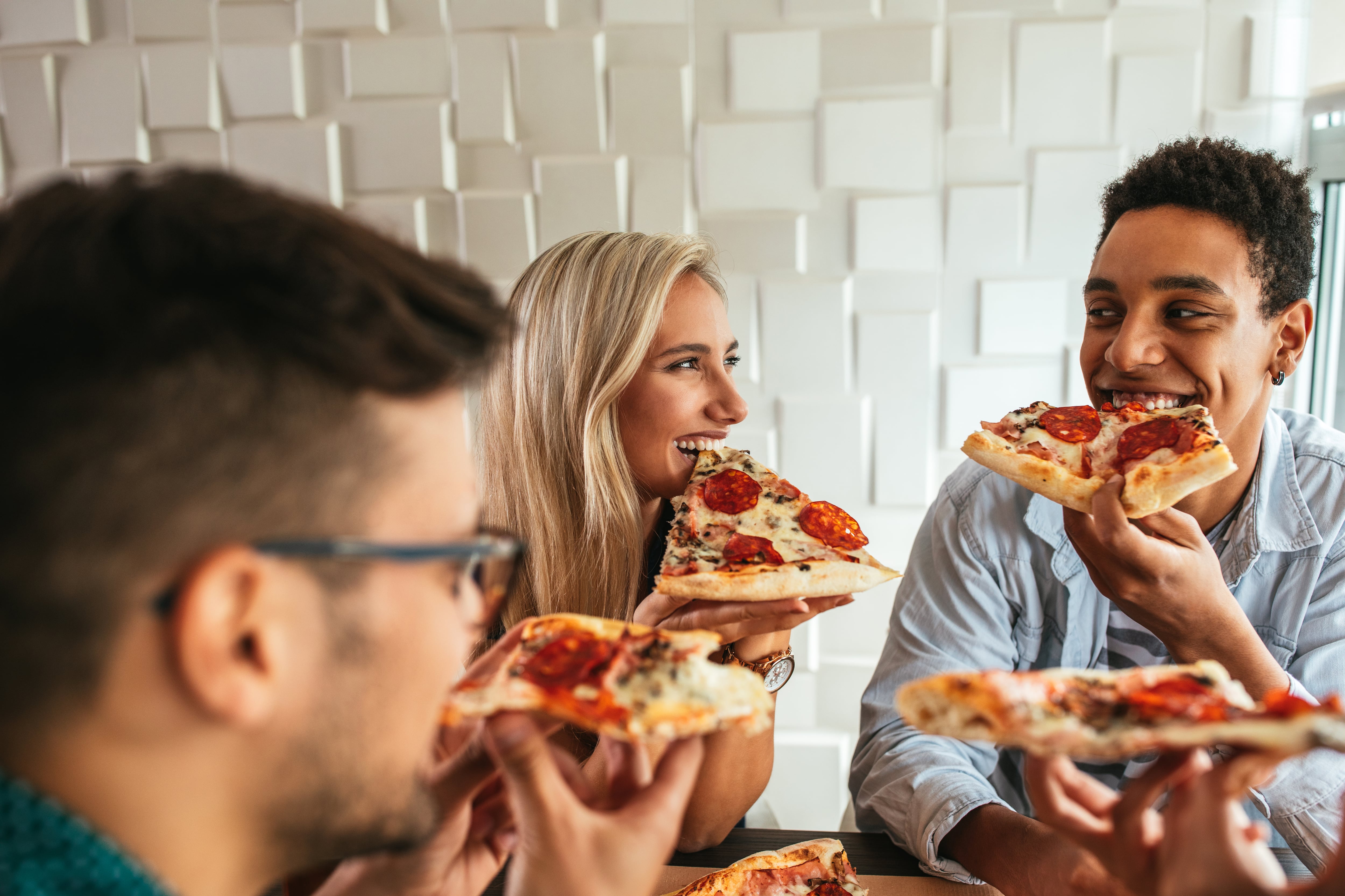 La pizza casera es sin duda una de las comidas más ricas que existen. Hacerlas con alguien mientras toman una copa de vino, eligen los topping y se divierten en la cocina es un plan delicioso. 