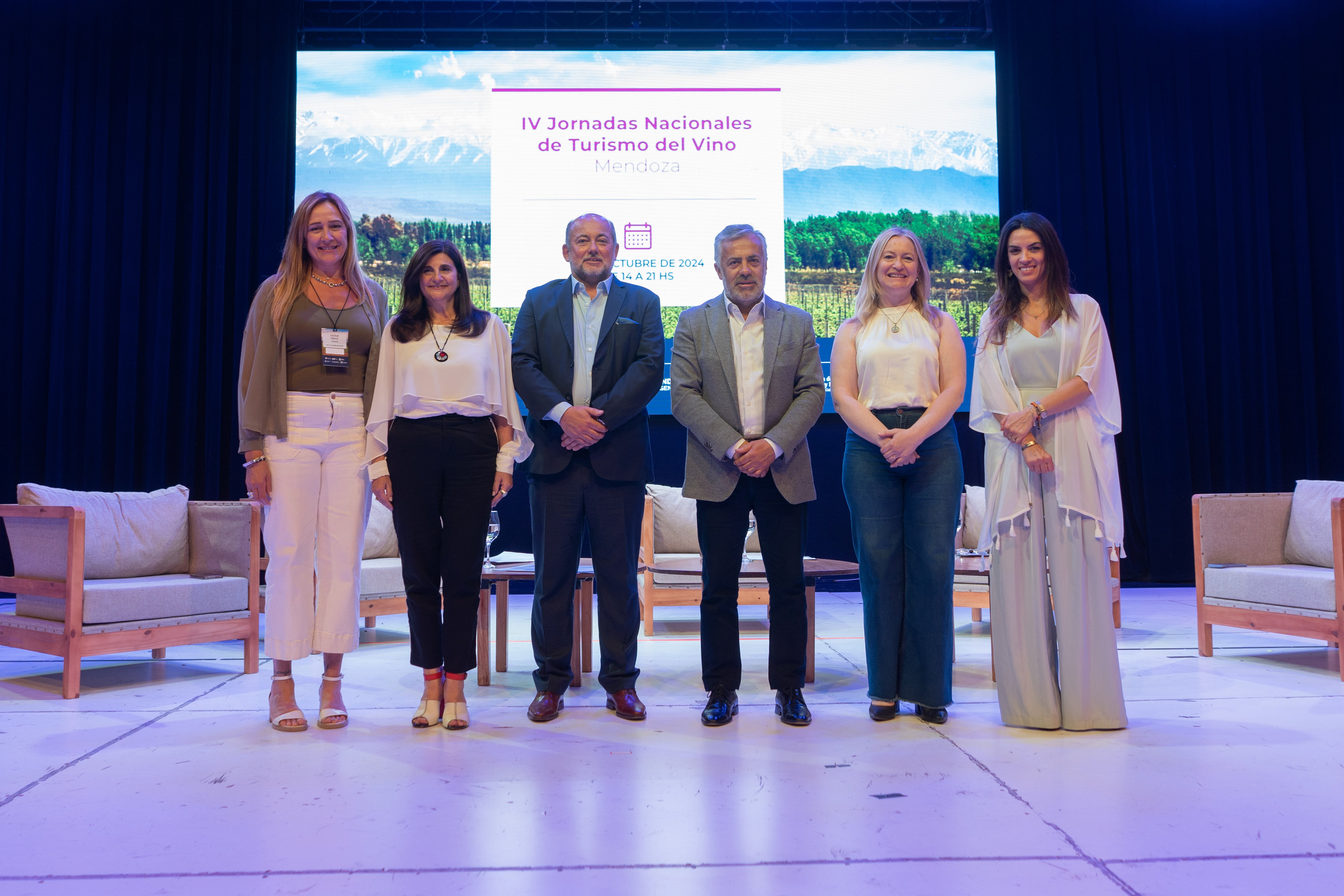 Cecilia, Scioli, Gabriela Testa, Pablo Asens, Alfredo Cornejo, Hebe Casado y Yanina Martínez, protagonistas en las IV Jornadas Nacionales de Turismo del Vino, en el Auditorio Ángel Bustelo.