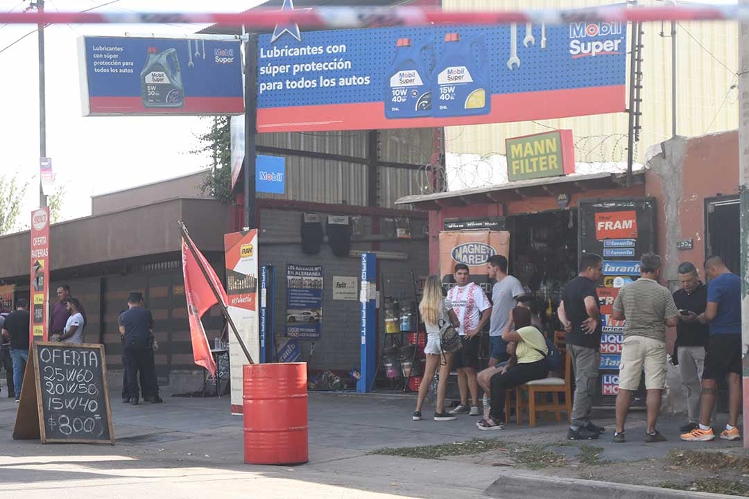 Dueño de un lubricentro ubicado en calle Mitre casi Mathus Hoyos de Guaymallén fue asesinado de un disparo al resistirse a un asalto.
Familiares de la víctima en el lubricentro pegado a la vivienda donde fué ultimado
Foto: José Gutierrez / Los Andes