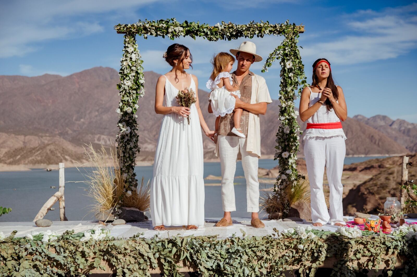 Novia, novio e hija vestidos por Rebecca Cápsula.