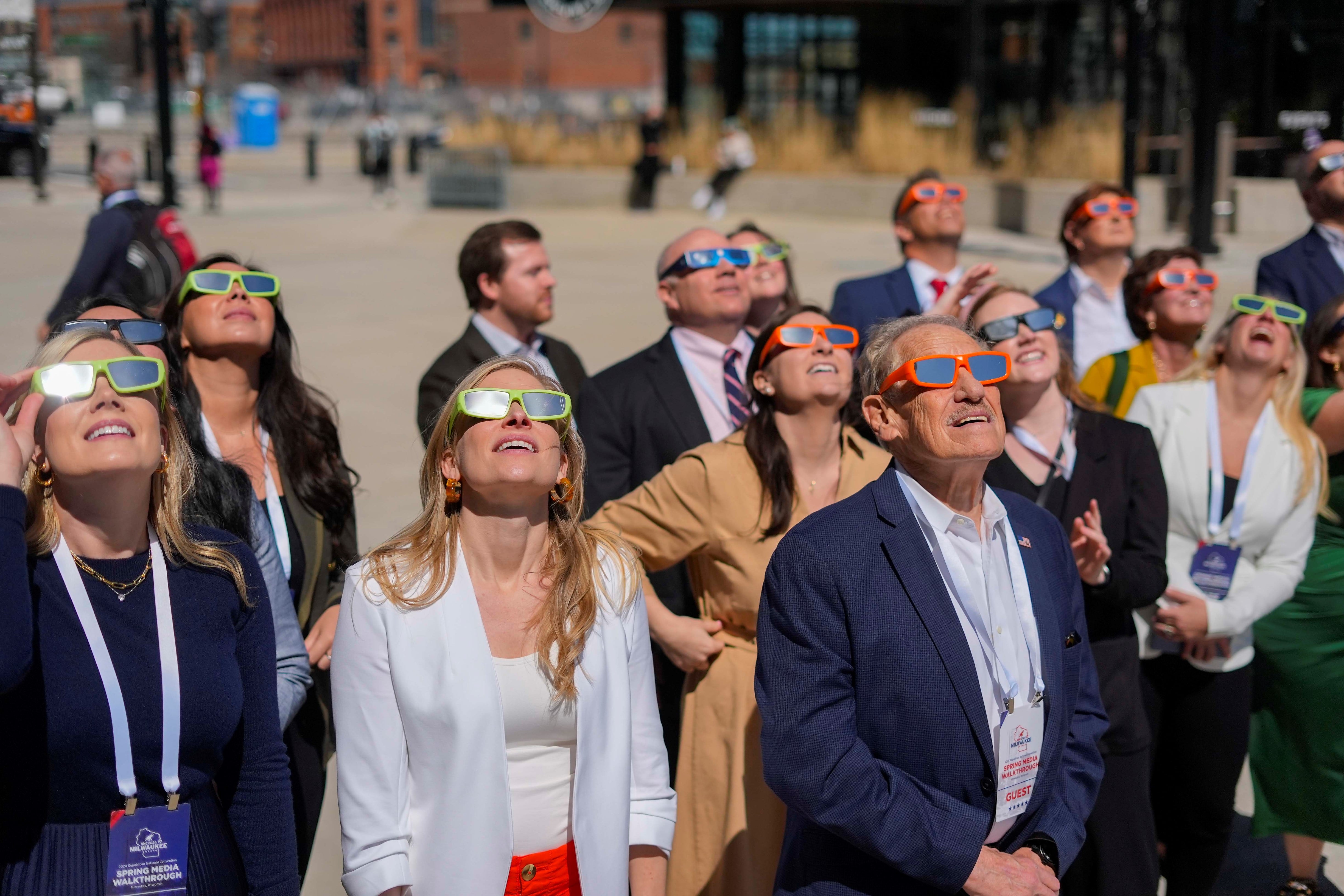 Miles de personas salieron a ver el eclipse solar que maravilló a todos en el hemisferio norte. Fotos: AP