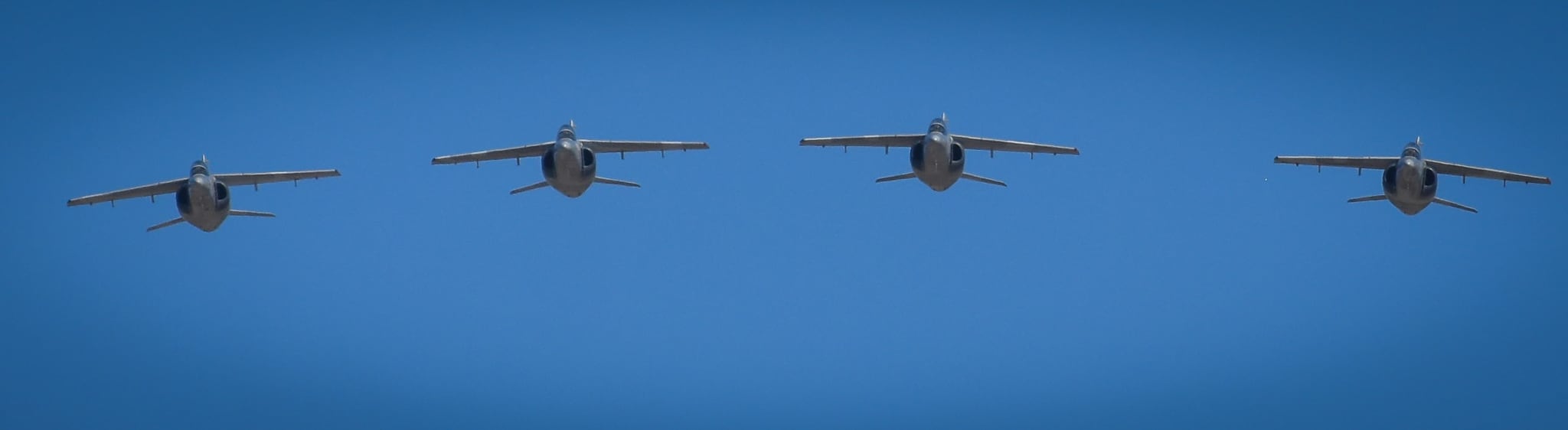 Con un desfile terrestre y un pasaje aéreo de los IA 63 Pampa se realizaron los actos del 73 aniversario de la IV Brigada Aérea