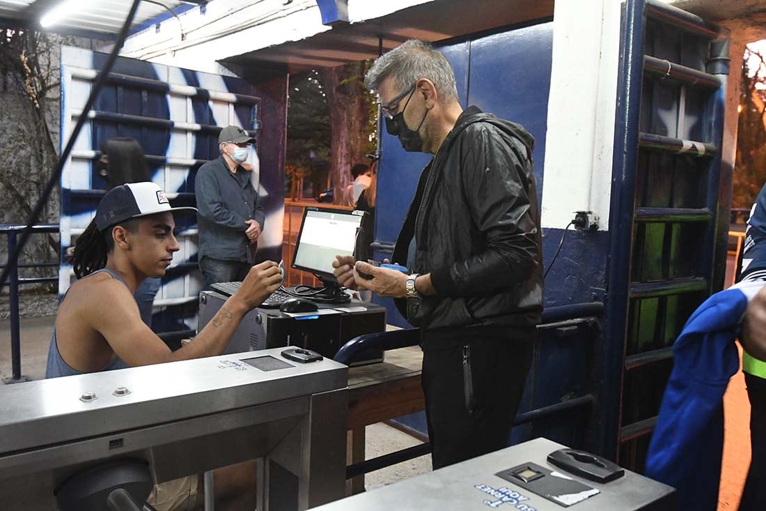 Los socios presentan su cuota al día para poder ingresar.
Foto José Gutierrez