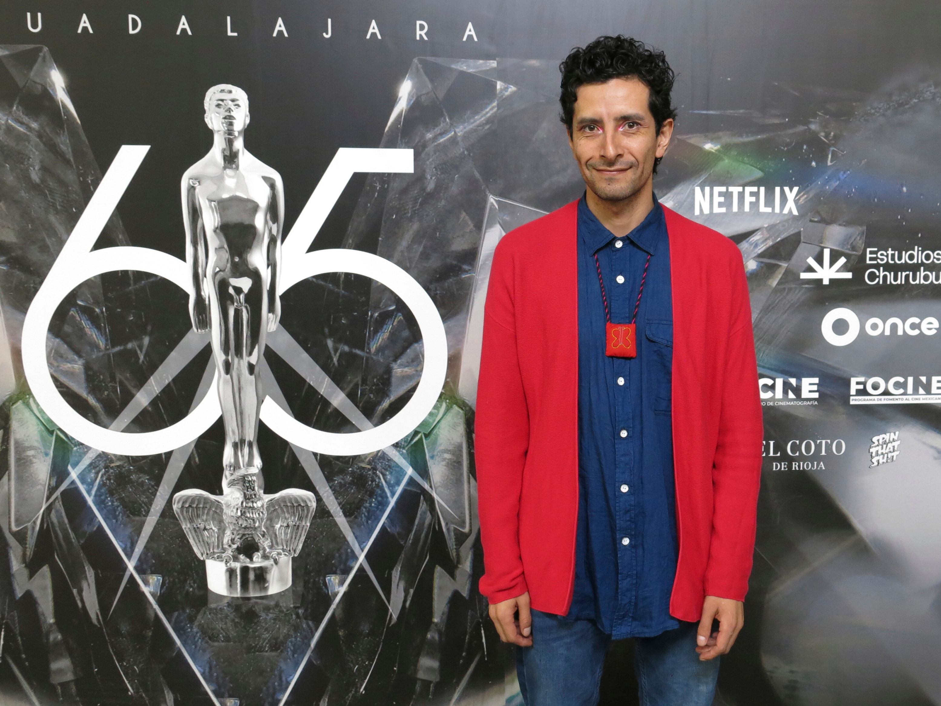 Raul Briones, de "El norte sobre el vacío", posa a su llegada al almuerzo de nominados de la 65a edición del Premio Ariel de la Academia Mexicana de Artes y Ciencias Cinematográficas en la Ciudad de México el 3 de agosto de 2023. (Foto AP/Berenice Bautista)