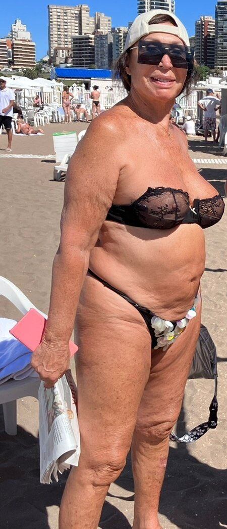 Moria Casán posando desde Mar del Plata en una microbikini de lencería