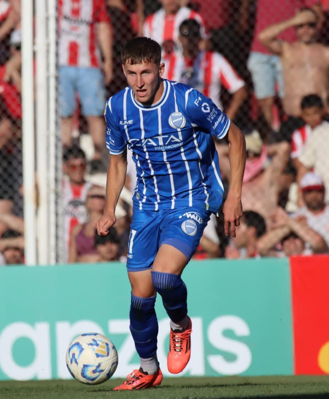 El jugador del Tomba hizo su debut en primera división esta temporada y de la mano del Gato Oldrá disputó 15 partidos en la Liga Profesional.