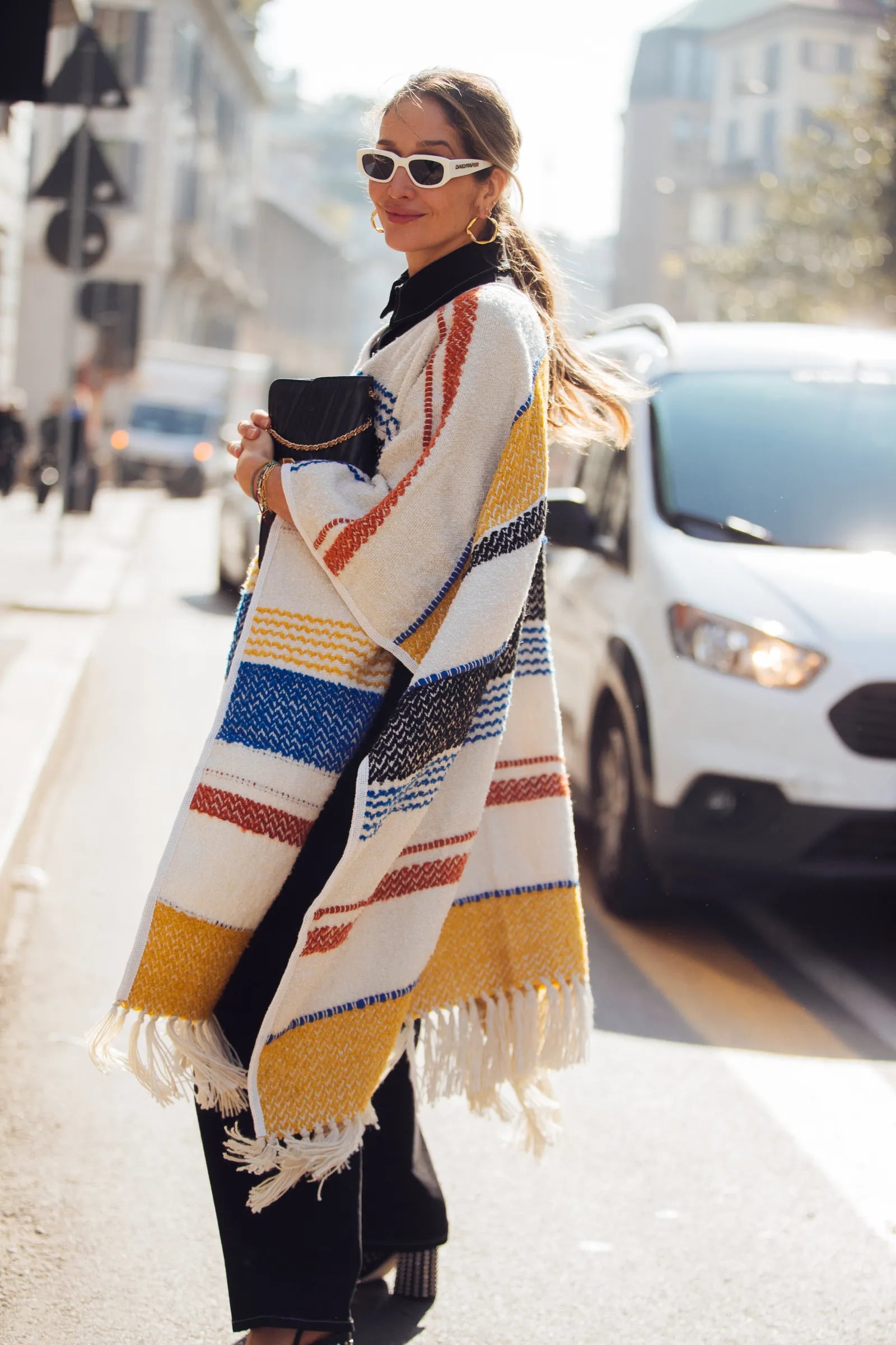 Un excelente tip es combinar el poncho con pantalones oscuros y, si el poncho es muy largo, se aconseja apostar por unas botas negras o de cuero de taco alto. 