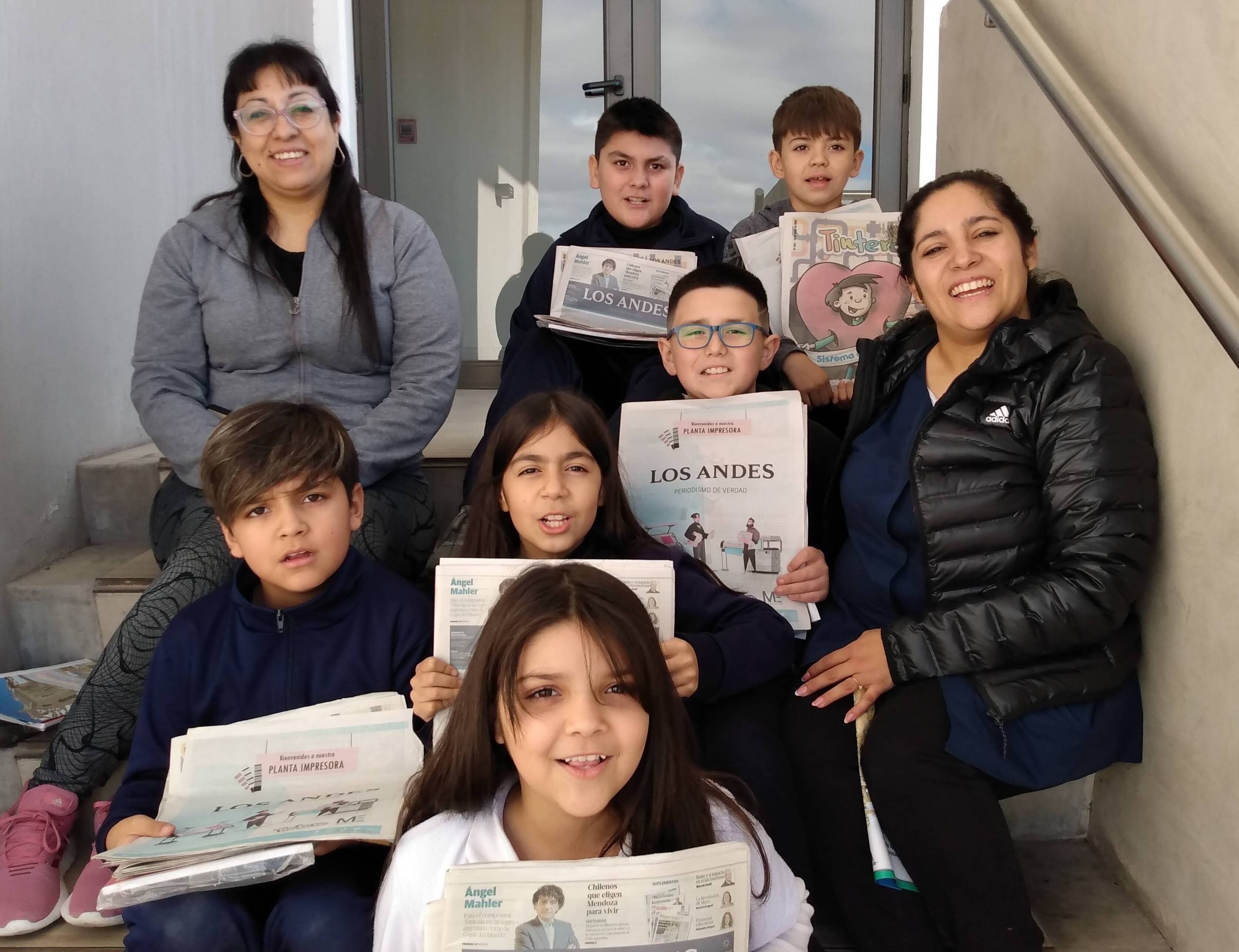 Candela, Martina, Noah, Dylan, Joel, Alexis y Cintia, acompañados por Fernanda Suárez, su docente.

